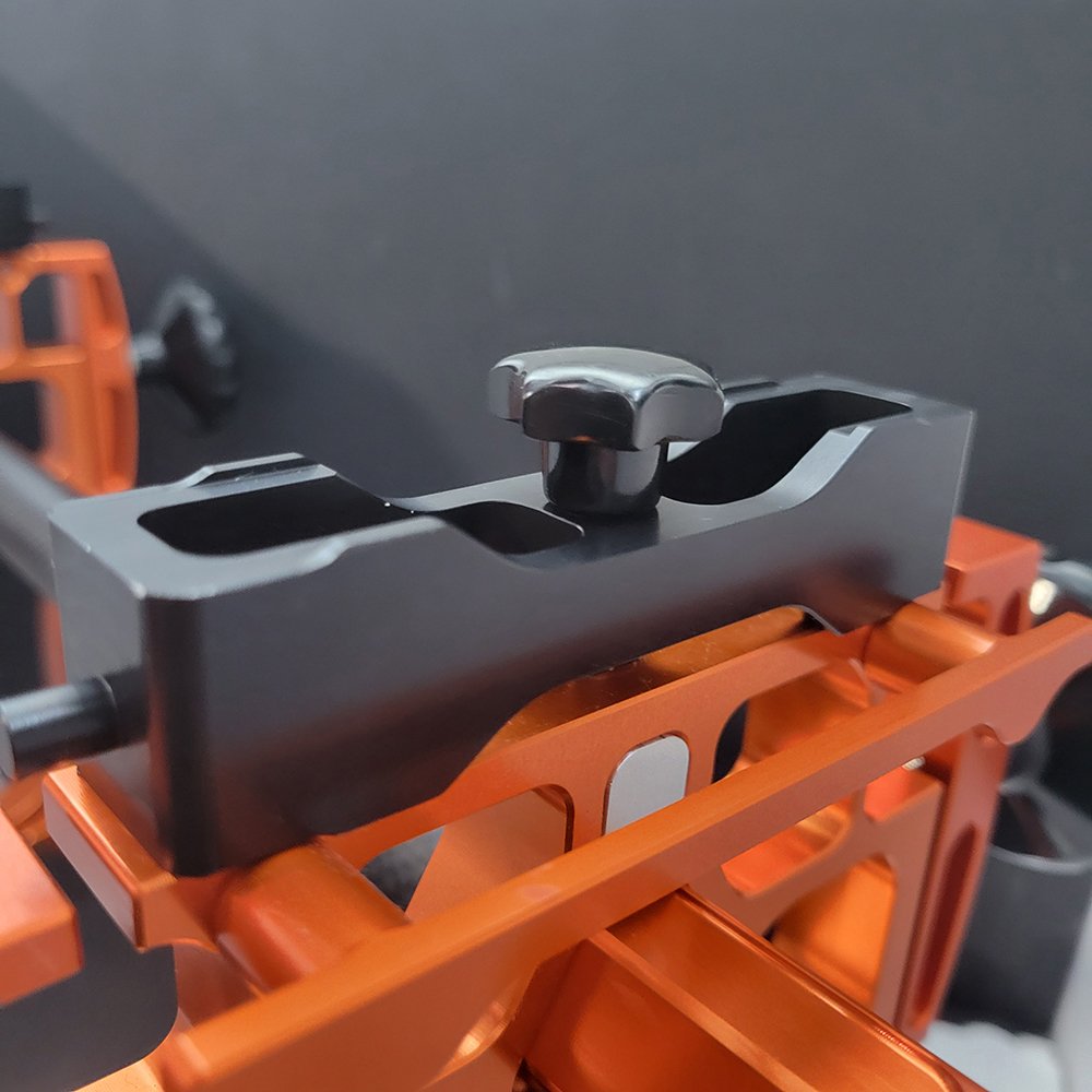 Skate-Tec Pro Jig – black blade clamp with thumb screw on orange frame