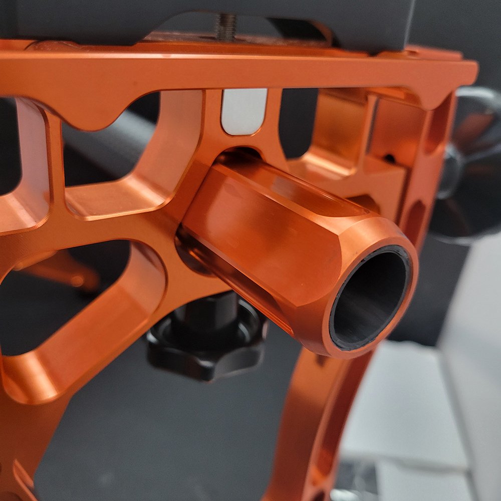 Skate-Tec Pro Jig – hexagonal crossbar mount in orange frame, adjustable for 16–19 inch blades